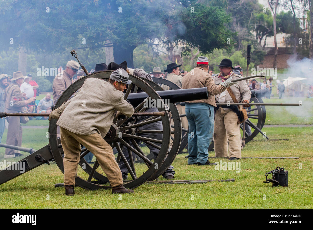 I soldati confederati sparare un cannone durante una battaglia in una guerra civile americana rievocazione storica in Huntington Beach California USA Foto Stock