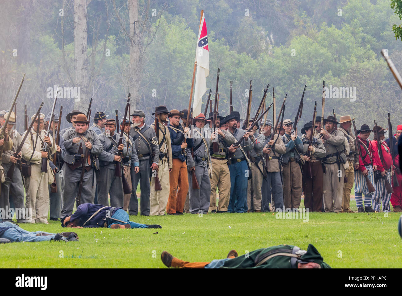 Esercito confederato scena di battaglia in una guerra civile americana rievocazione storica in Huntington Beach California USA Foto Stock