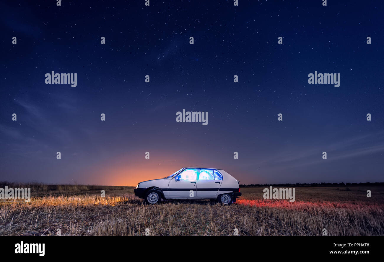 Auto d'epoca, sotto un cielo stellato Foto stock - Alamy