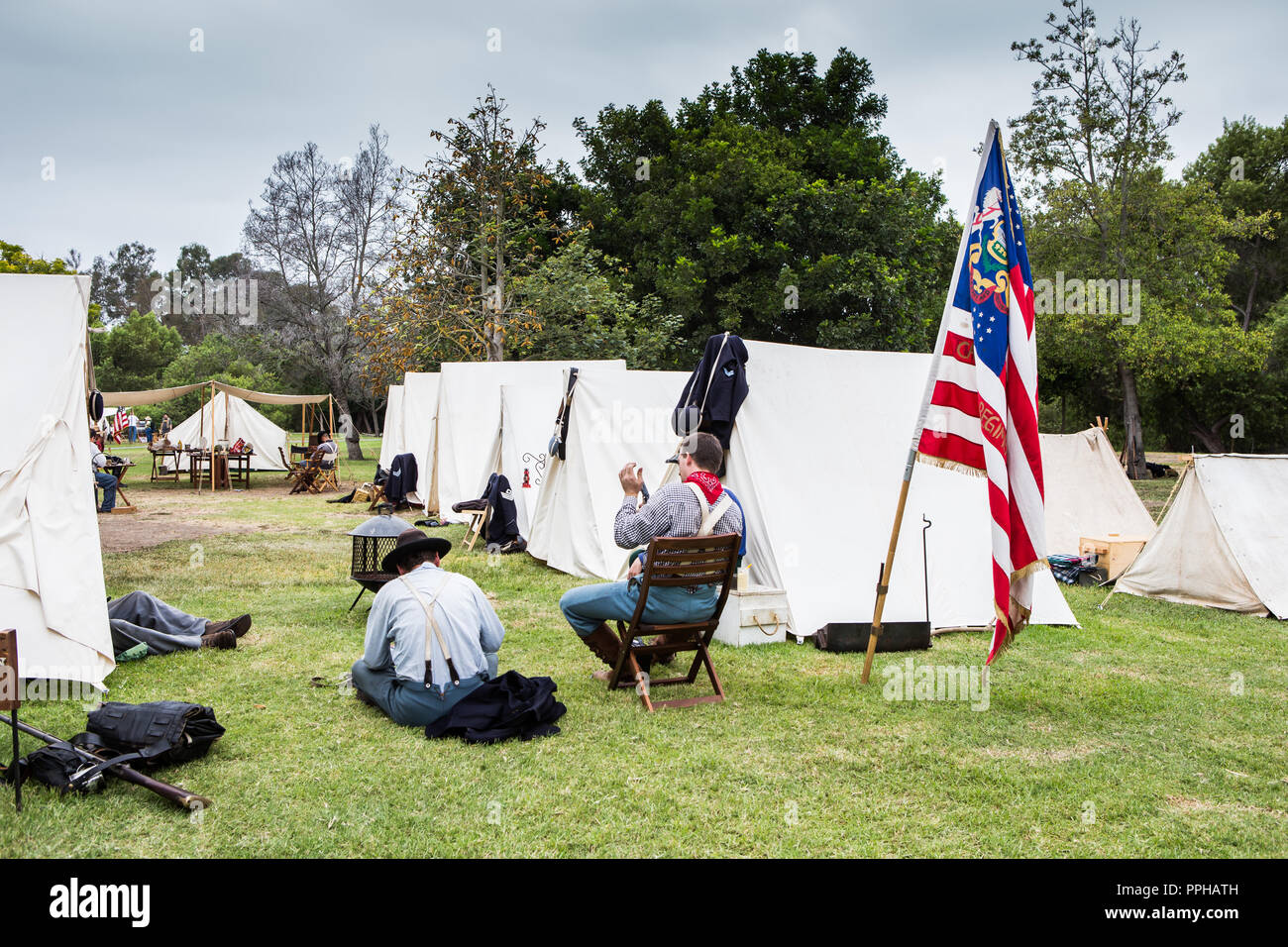 Gli attori a una guerra civile americana encampment parte di una rievocazione storica in Huntington Beach California USA Foto Stock
