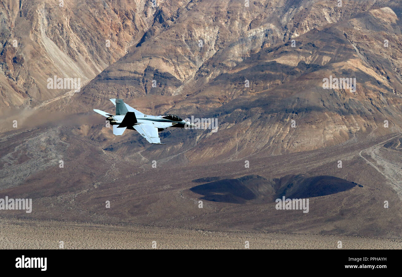 F-A/18 Hornet su una bassa altitudine passano sopra Panamint molle nella Death Valley, California USA Foto Stock