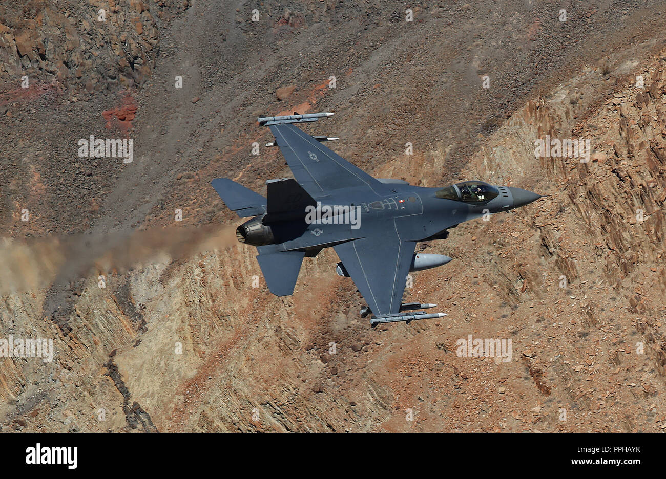 US Air Force F-16C Fighting Falcon da Edwards AFB vola un basso livello sortie attraverso Star Wars canyon su Jedi transizione nella Death Valley CA Foto Stock