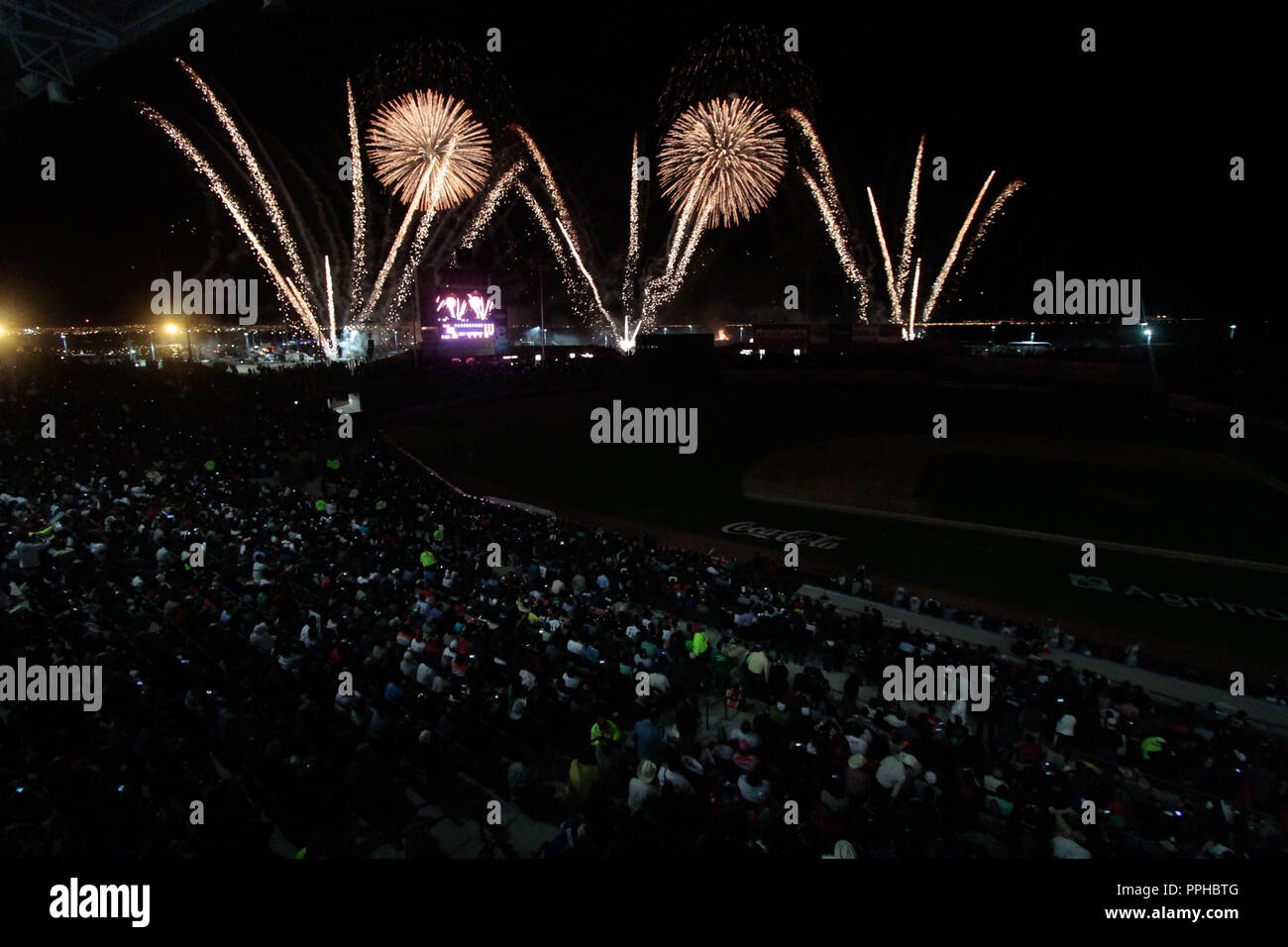 Fuegos artificiales duranti la inauguración de la Serie del Caribe 2013 en Estadio Sonora, profesamente construido para este encuentro internacional. Foto Stock