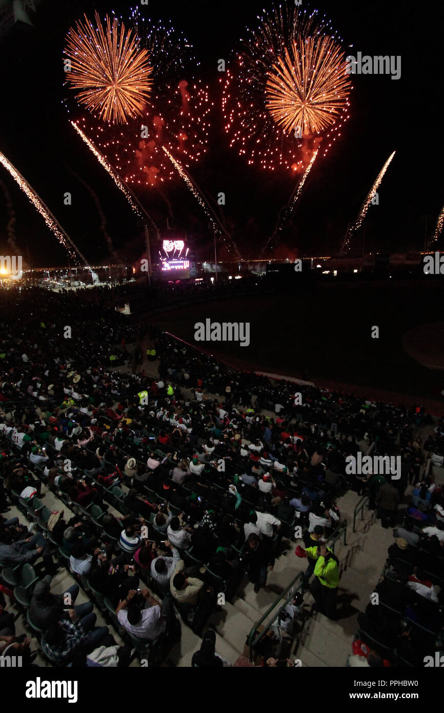 Fuegos artificiales duranti la inauguración de la Serie del Caribe 2013 en Estadio Sonora, profesamente construido para este encuentro internacional. Foto Stock