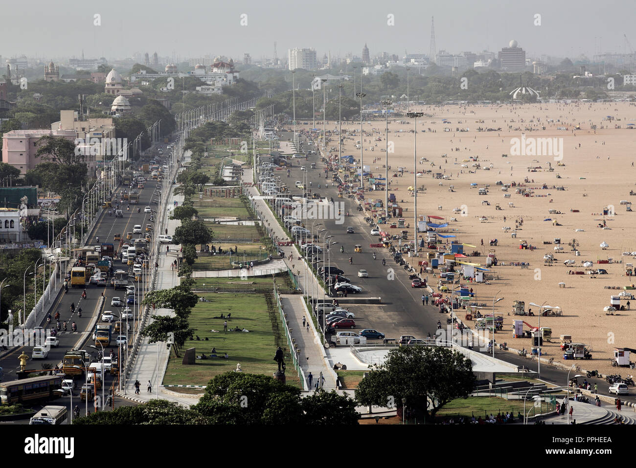 Il traffico e la gente a Marina e la spiaggia di Gandhi a Chennai, Indoa Foto Stock