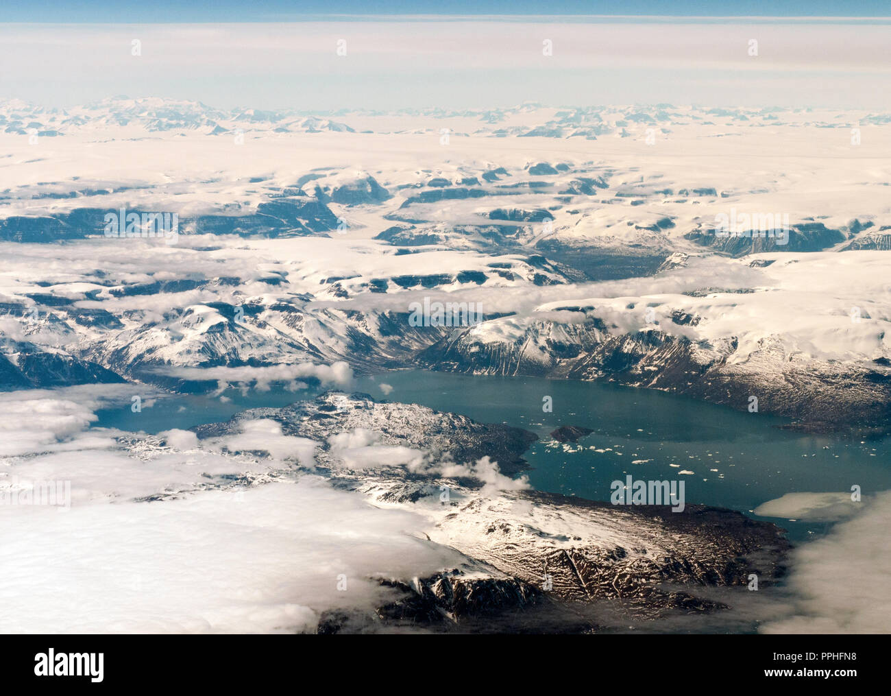 Vista aerea della Groenlandia e il terreno compreso ghiacciai, vie navigabili, ghiaccio e neve Foto Stock