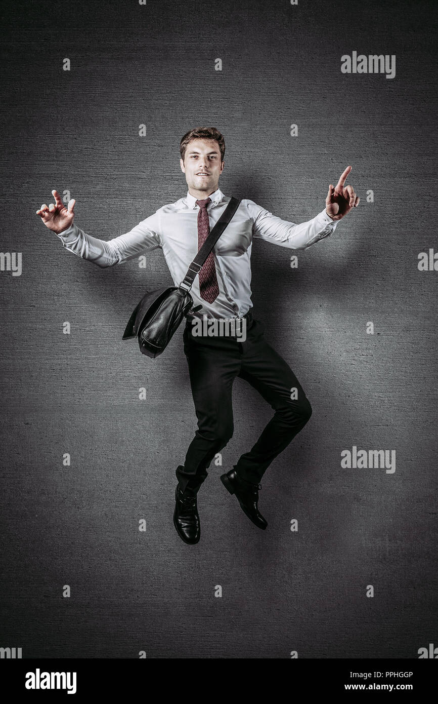 Ritratto di imprenditore caucasico e sfondo di calcestruzzo Foto Stock