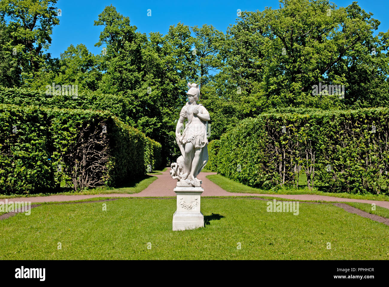 Carskoe Selo, San Pietroburgo, Russia - 7 giugno 2015: Catherine Park con la scultura allegoria della Sapienza di calpestare Vice. Foto Stock