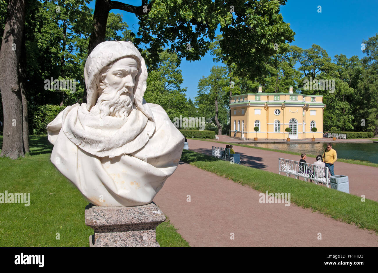 Carskoe Selo, San Pietroburgo, Russia - 7 giugno 2015: la scultura in Catherine Park. Sullo sfondo è superiore Bathhouse Pavilion. Foto Stock