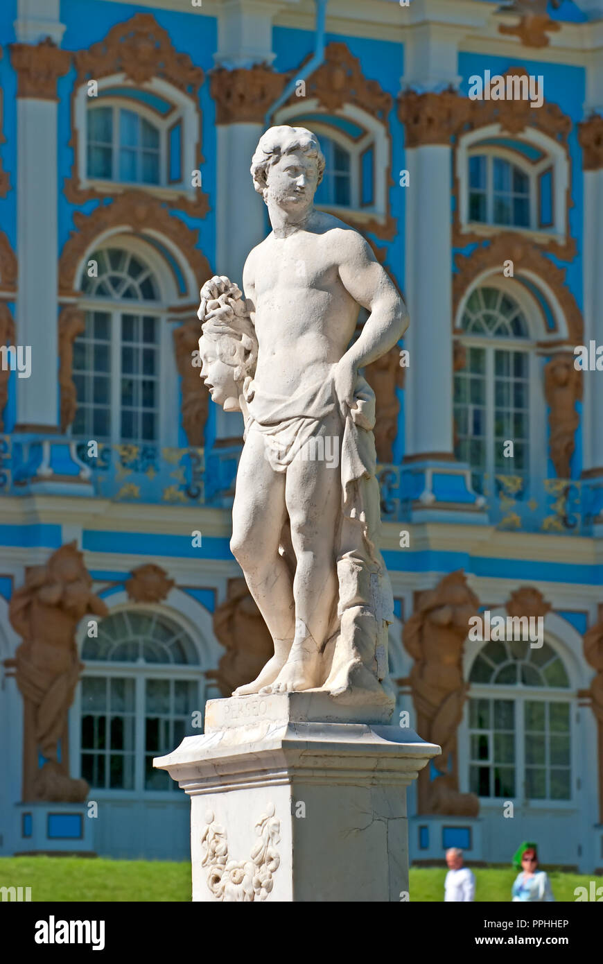 Carskoe Selo, San Pietroburgo, Russia - 7 giugno 2015: Statua di Perseus e Palazzo di Caterina sullo sfondo. Foto Stock