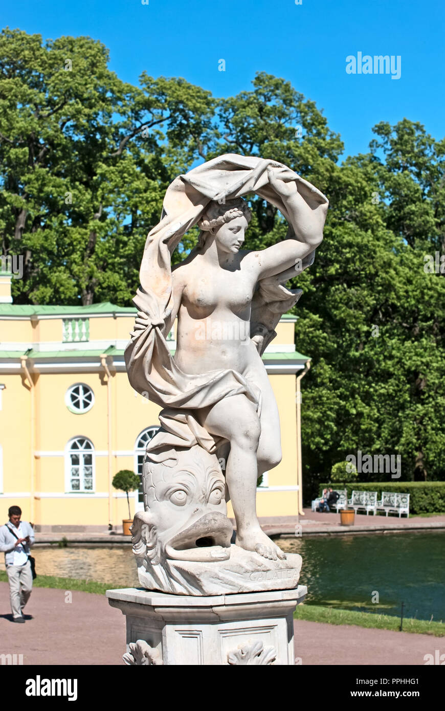 Carskoe Selo, San Pietroburgo, Russia - 7 giugno 2015: Il Galatea scultura in Catherine Park. Sullo sfondo è superiore Bathhouse Pavilion. Foto Stock