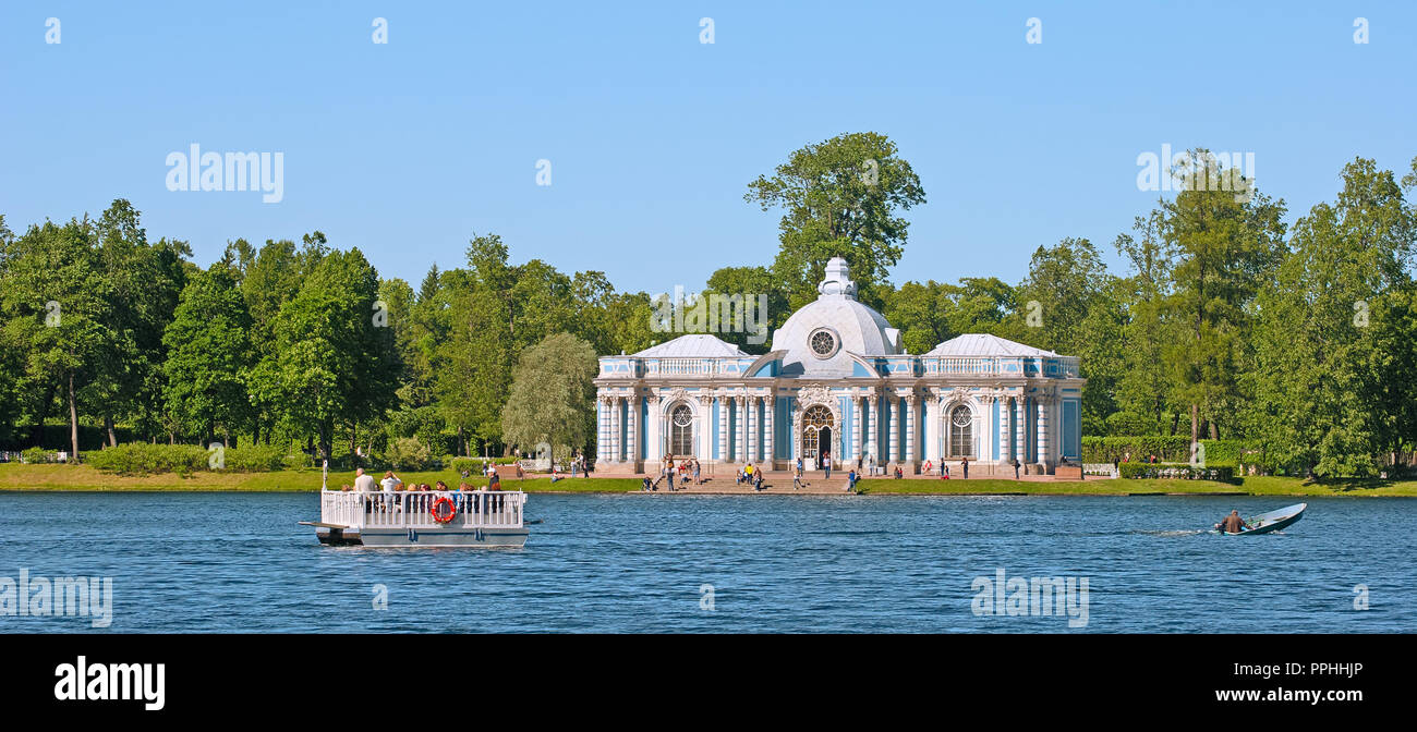 Carskoe Selo, San Pietroburgo, Russia - 7 giugno 2015: Grotta Pavilion e la linea di traghetto sul grande stagno del Catherine Park. Foto Stock