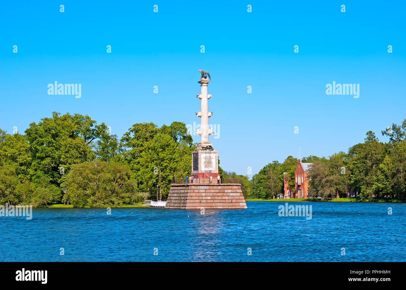 Carskoe Selo, San Pietroburgo, Russia - 7 giugno 2015: la colonna Chesme sul grande stagno del Catherine Park. Il lato destro è Admiralty. Foto Stock