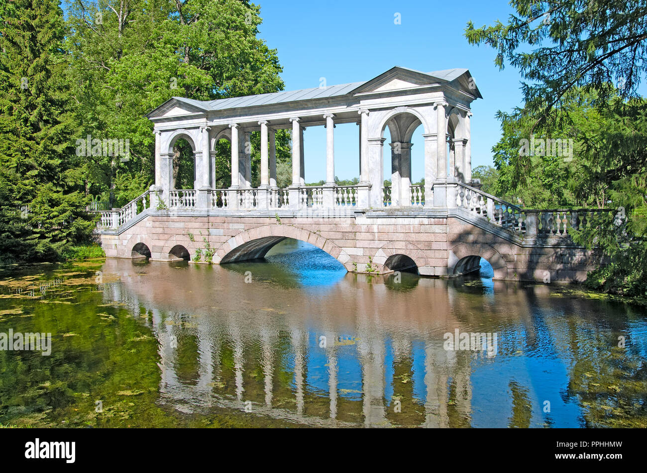 Carskoe Selo, San Pietroburgo, Russia - 7 giugno 2015: Il ponte di marmo vicino al grande stagno del Catherine Park. Foto Stock
