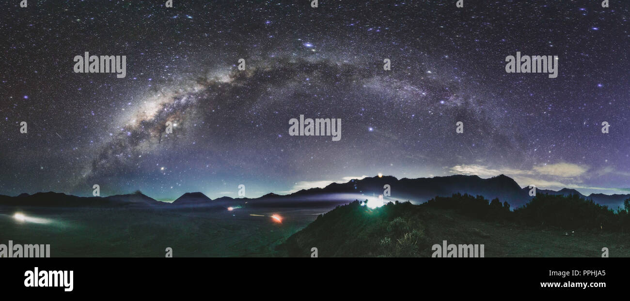 Astrofotografia panoramica via lattea / notte stellata in europa Foto Stock