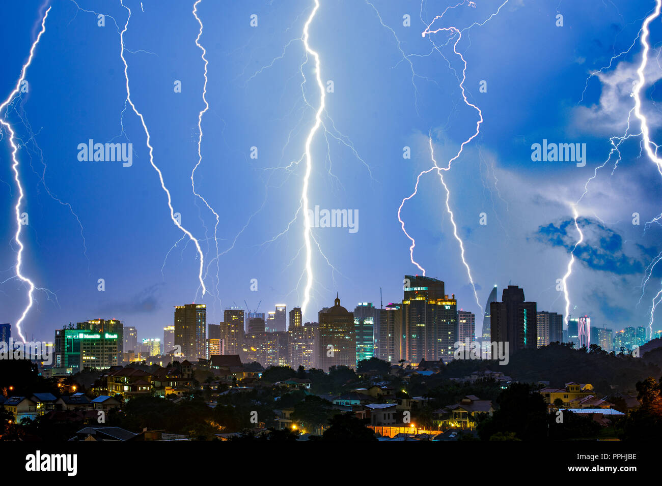 Congelare il movimento tempesta di illuminazione sulla skyline della città Foto Stock