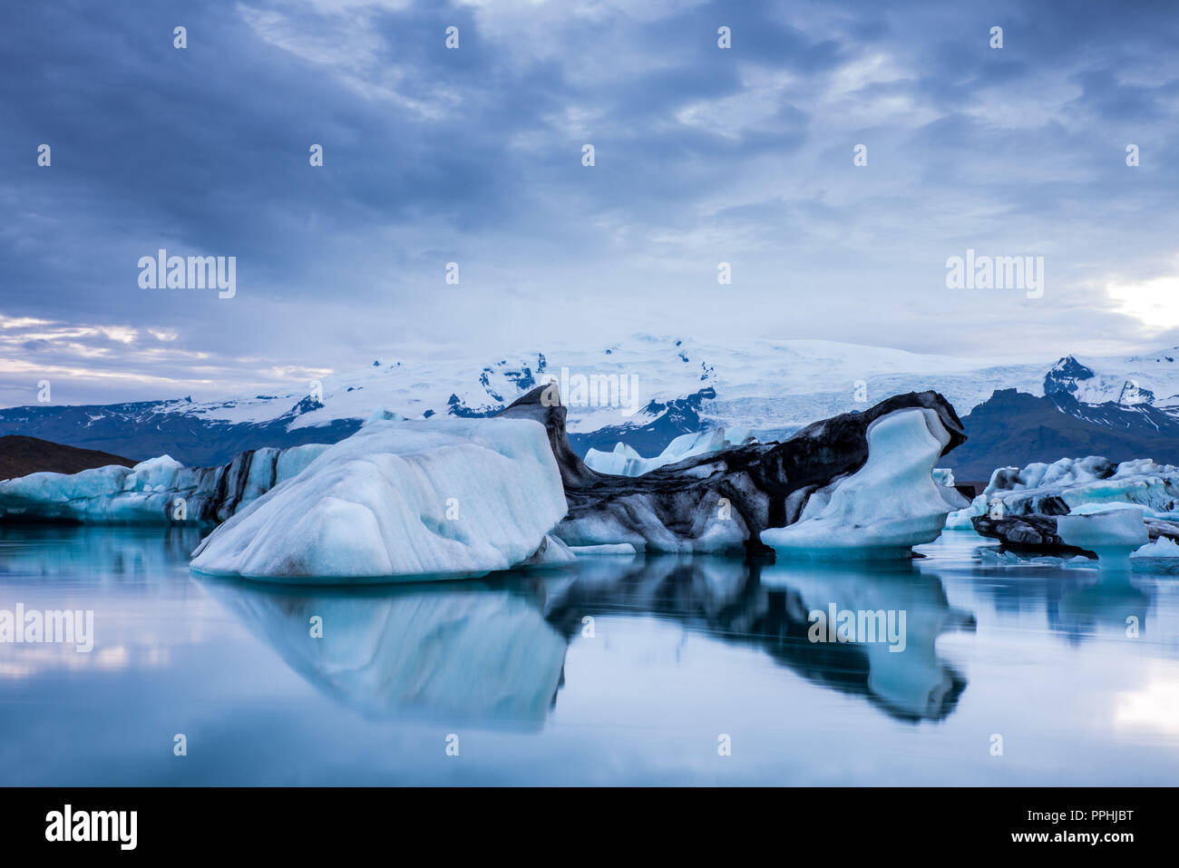 Paesaggio Fotografia di viaggio ghiacciaio di ghiaccio in mezzo al lago in Europa Foto Stock
