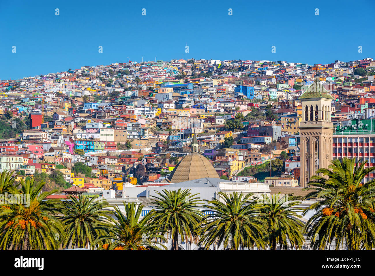 Case colorate su una collina di Valparaiso, Cile Foto Stock