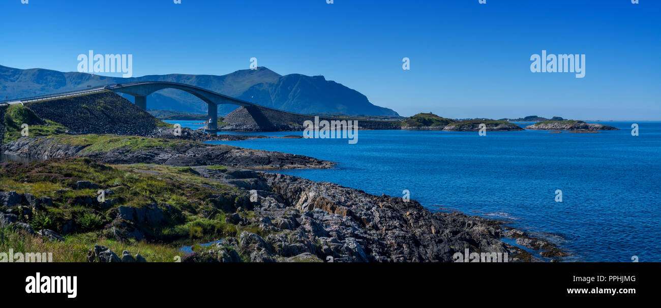 Atlantic road in Norvegia con bridge, oceano e montagne Foto Stock