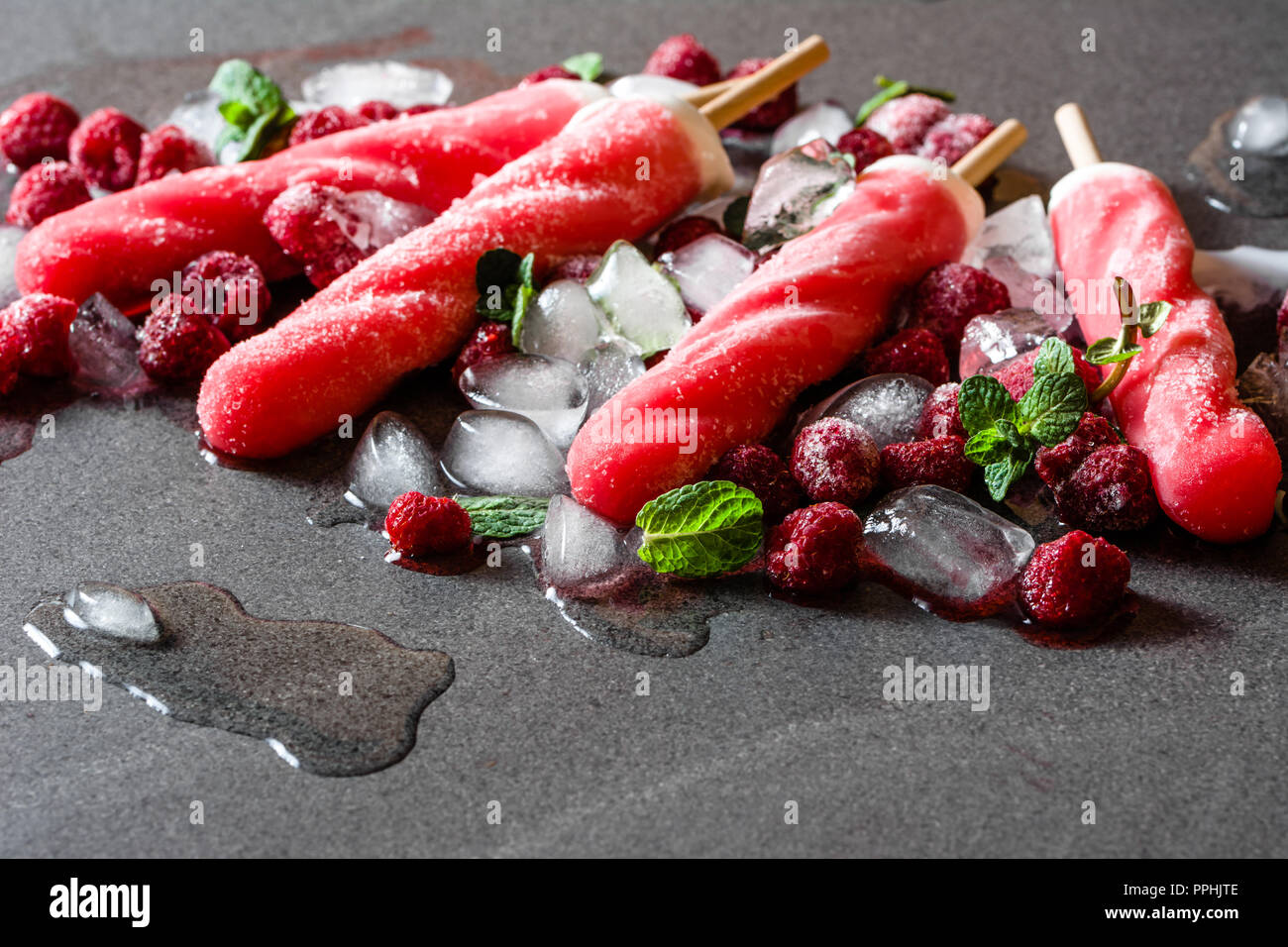 Sana popsicles ghiaccio con frutti congelati, freddo rinfrescante spuntino per l'estate Foto Stock