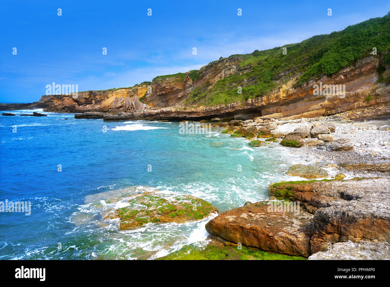 A Antromero spiaggia di Cristales con pietre di vetro nelle Asturie di Spagna Foto Stock