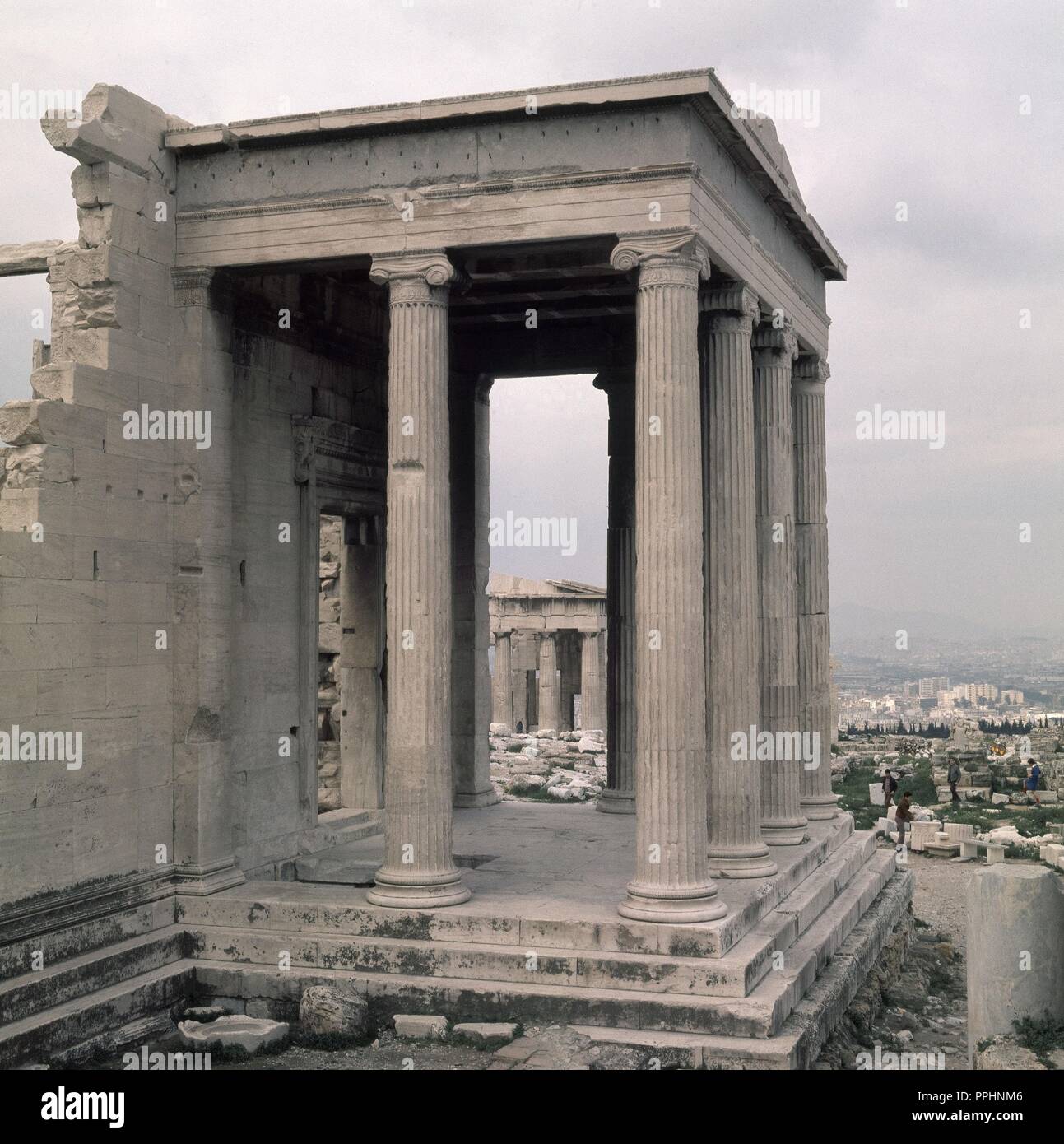 COLUMNAS JONICAS DEL ERECTEION - SIGLO V AC. Autore: MNESICLE SIGLO V AC. Posizione: l'Acropoli. Atene. Foto Stock