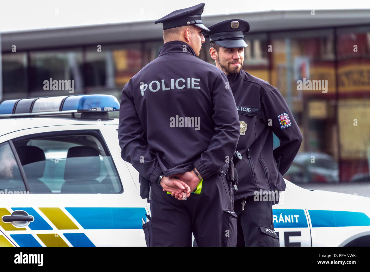 In uniforme degli ufficiali di polizia per le strade di Praga, Repubblica Ceca Foto Stock