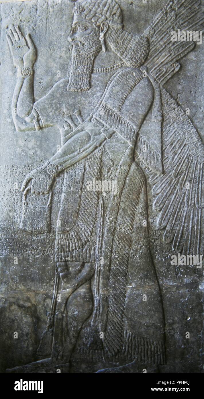 Mesopotamia, assiro. Periodo Neo-Assyrian. Regno di Ashurnasirpal II. 883-859. Palazzo di Ashurnasirpal II, Nimrud, Iraq. Genio alato e cuneiforme script, rilievo. Il museo del Louvre. Parigi, Francia. Foto Stock