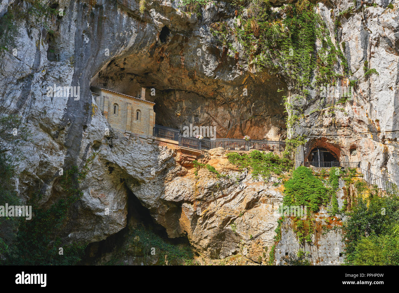 Covadonga Santa Cueva un santuario Cattolico grotta nelle Asturie vicino Picos europa mountains Foto Stock