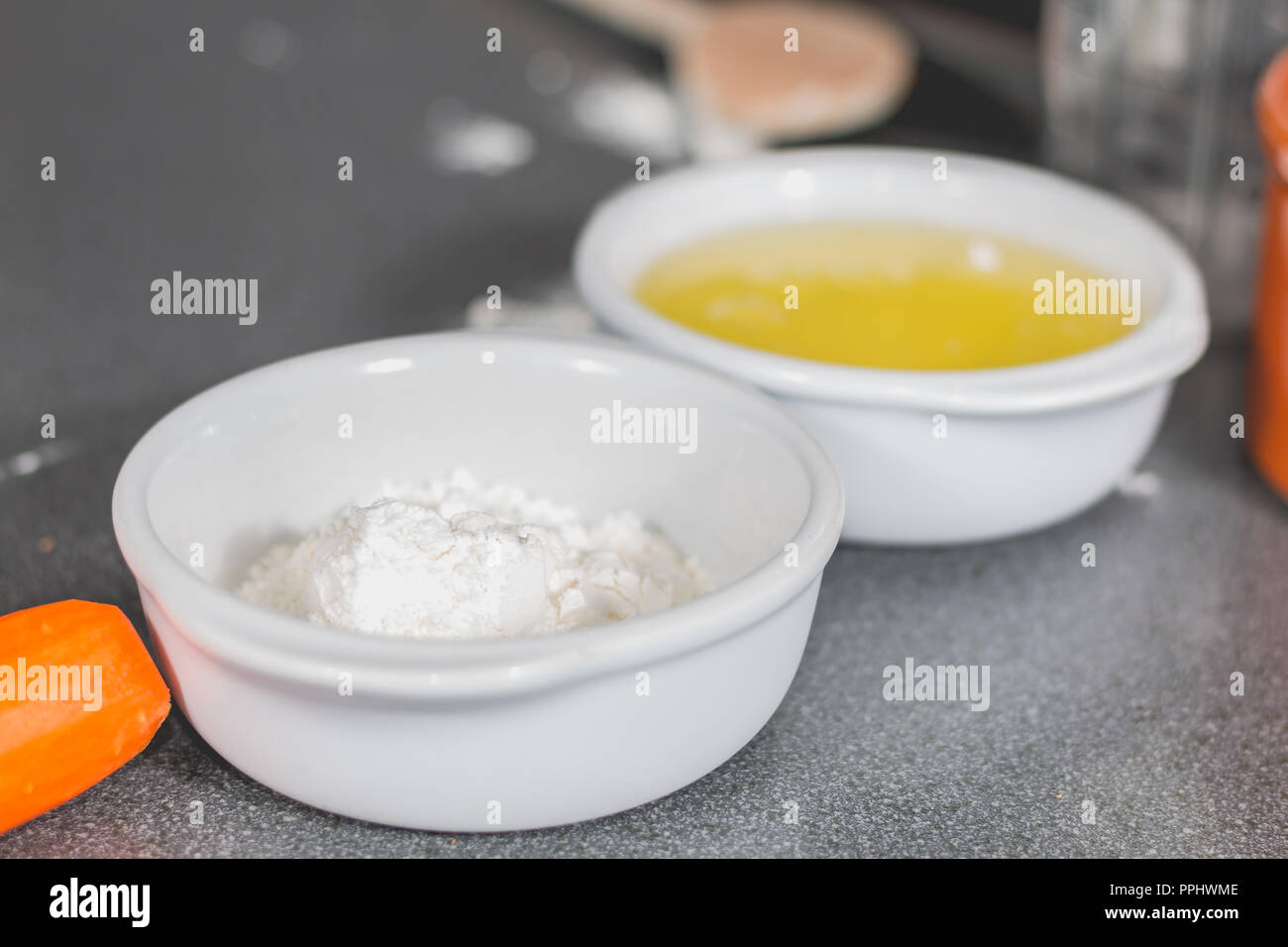 Farina bianca e le uova in un ramekin sulla cucina superficie di lavoro Foto Stock