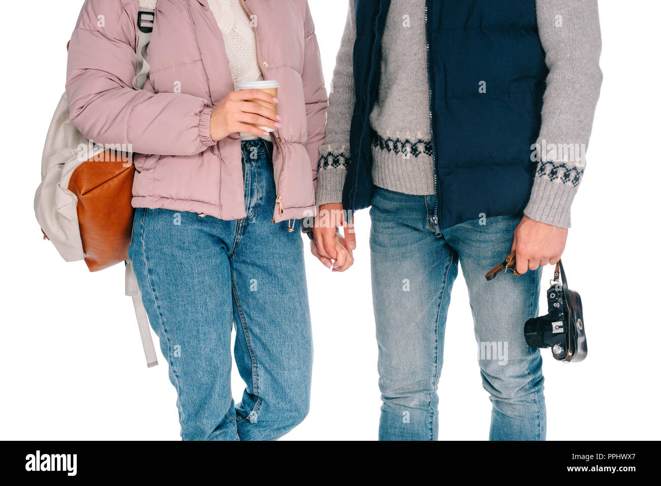 Ritagliato colpo di giovani turisti tenere la fotocamera e il caffè per andare isolato su bianco Foto Stock