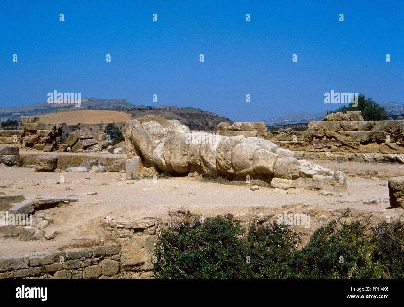 L'Italia. Sicilia. Agrigento. Tempio di Zeus Olimpio. 480 BC. Resti di una atlas nel campo Olympieion. Foto Stock