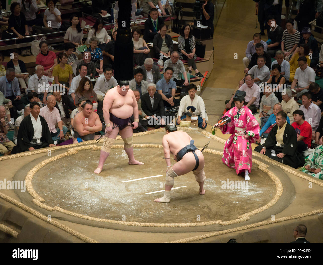 Tokyo, Giappone. Il 9 settembre 2018. : Giudice e lottatori di sumo in Tokyo Grandi Campionati di Sumo in 2018. Foto Stock