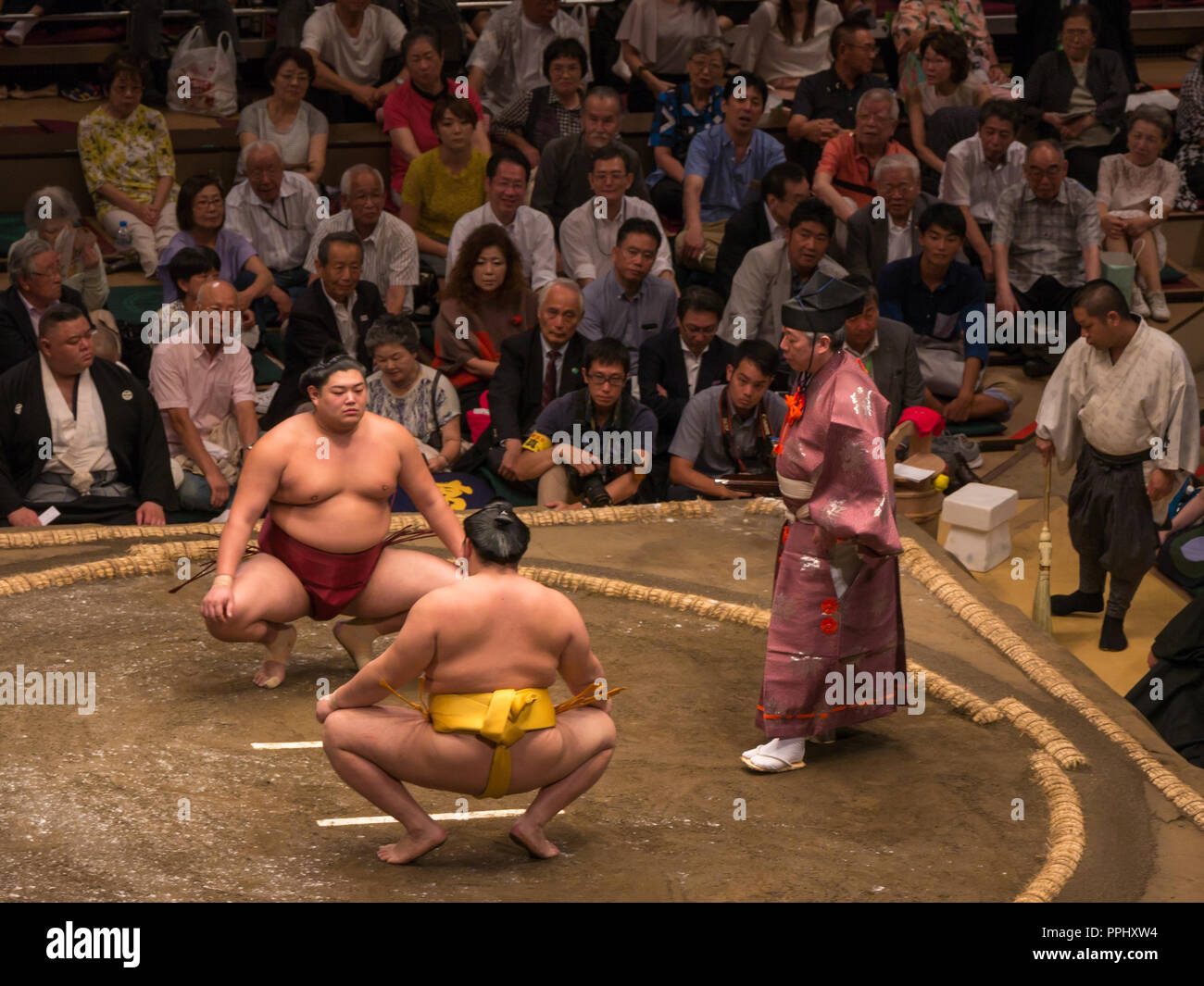 Tokyo, Giappone. Il 9 settembre 2018. : Giudice e lottatori di sumo in Tokyo Grandi Campionati di Sumo in 2018. Foto Stock