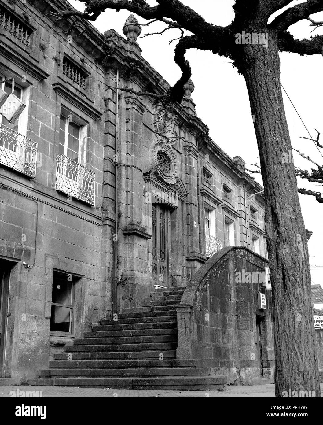 FACHADA DEL EDIFICIO ARCHIVO O LICEO CONSTRUIDO EN EL SIGLO XVIII - NEOCLASICISMO GALLEGO - attuale SEDE DEL AYUNTAMIENTO - B/N - años 50. Location: Edificio ARCHIVO O LICEO. La Coruña. Spagna. Foto Stock