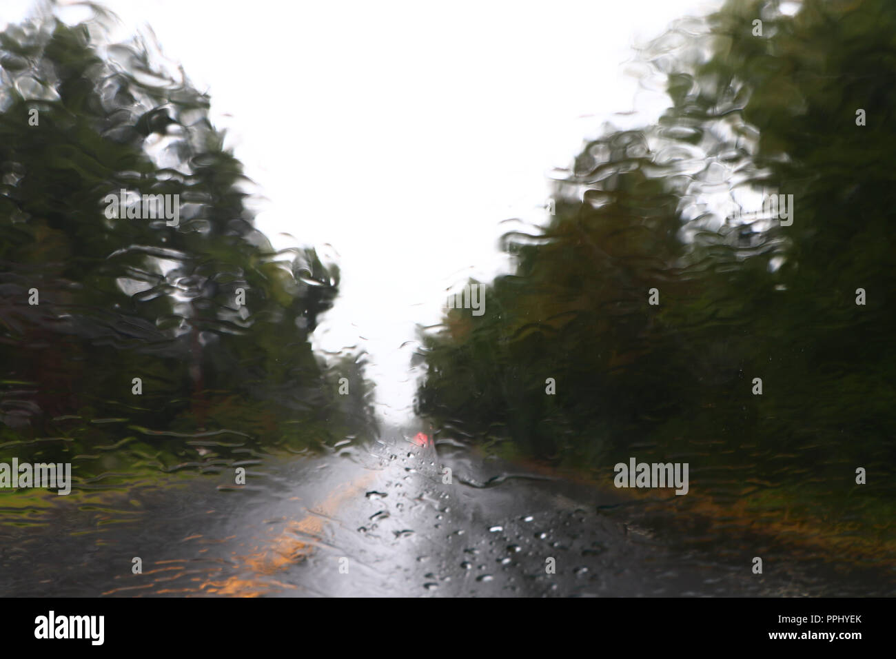 Colori attraverso un parabrezza bagnato in un giorno di pioggia Foto Stock