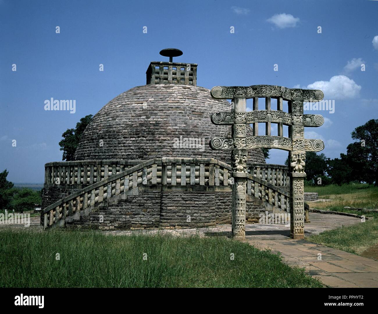LA STUPA Nº3 ES LA QUE GUARDA SINDACO PARECIDO CON LA GRAN stupa, SIGLO II AC, dinastia SHUNGA O SUNGA, EN EL SIGLO I C.SE AÑADE LA TORANA. Posizione: STUPA 3. SANCHI. Foto Stock