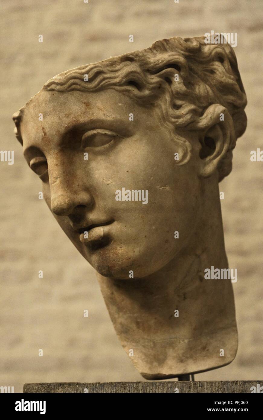 Dettaglio di una testa della statua di una dea, probabilmente Afrodite. Copia romana di un originale greco del III secolo A.C. Glyptothek. Monaco di Baviera. Germania. Foto Stock