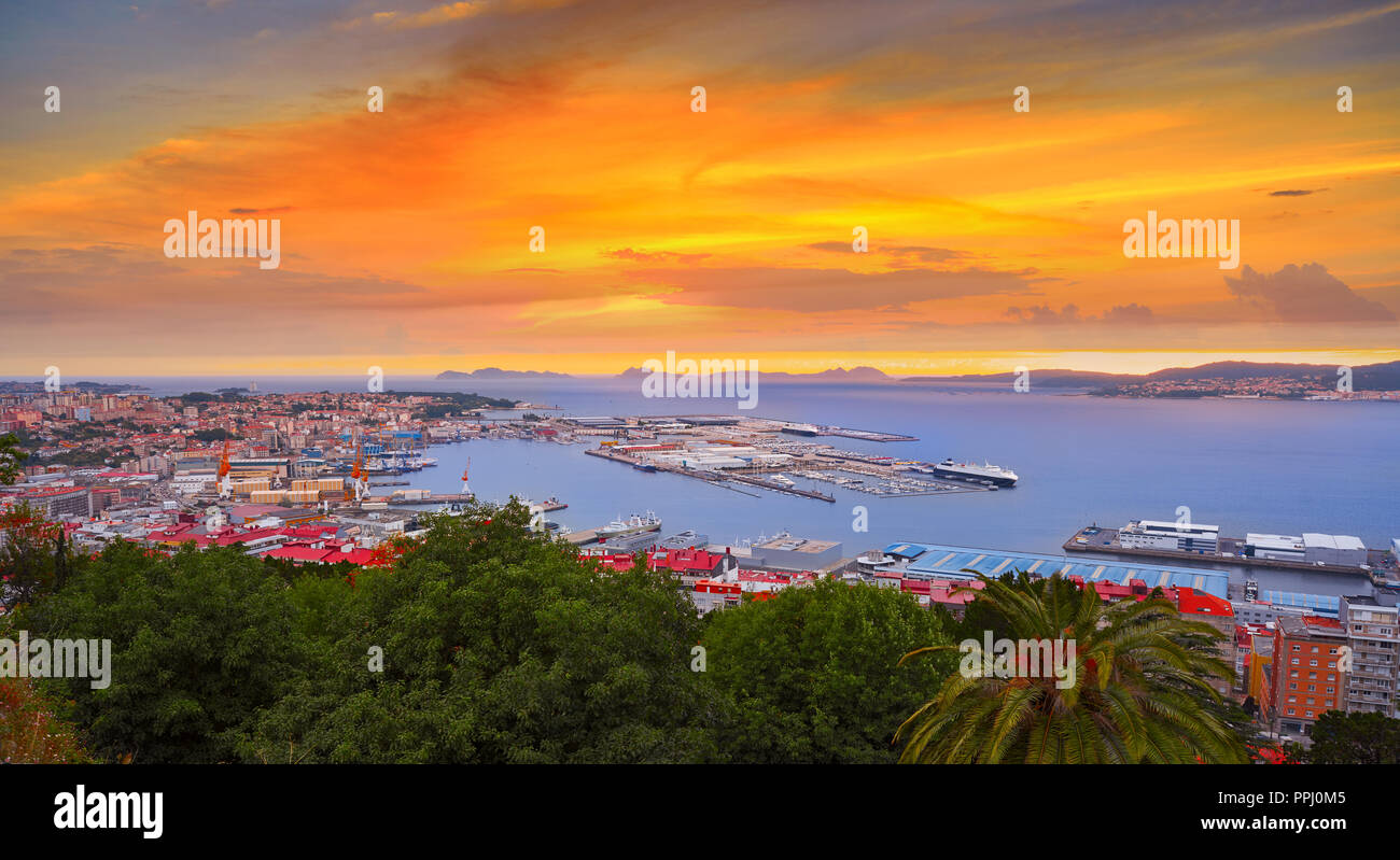 Vigo skyline e porto il tramonto in Galizia di Spagna Foto Stock