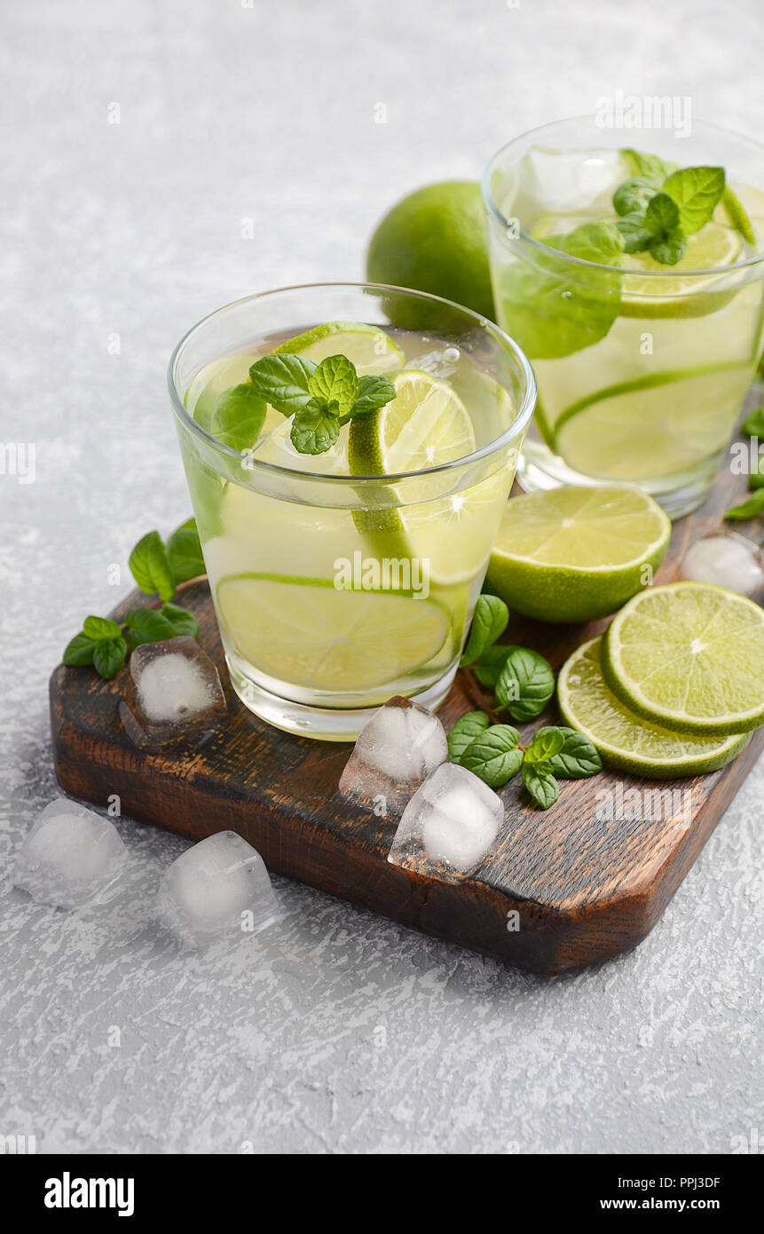 Il freddo dissetante bevanda estiva con lime e foglie di menta. Foto Stock