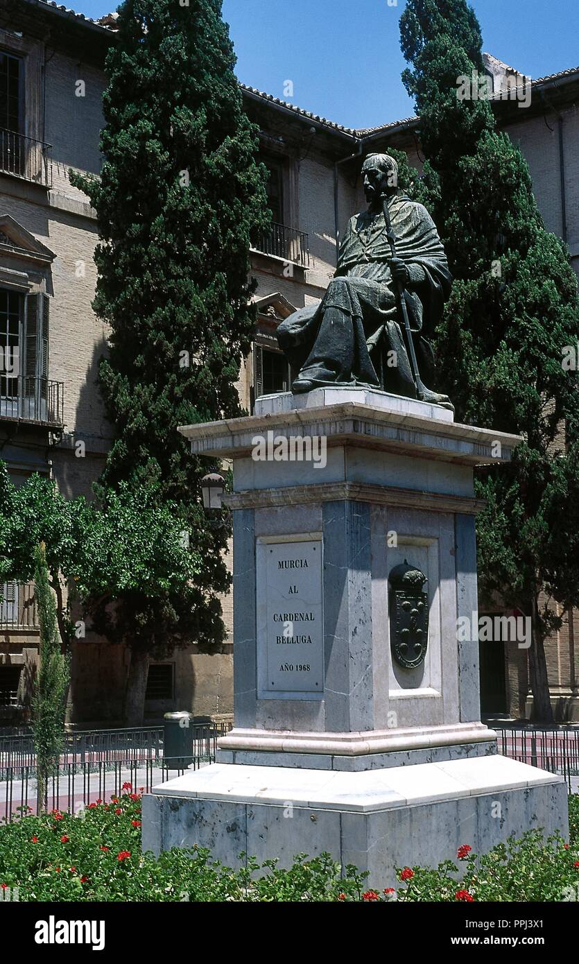 Luis Antonio Belluga y Moncada (Motril, 1662-Roma, 1743). Churchman spagnolo. Egli ha sostenuto di Filippo V di Spagna durante la Guerra di Successione Spagnola. Vescovo di Cartagena nel 1705. Viceré di Valencia e Murcia. Il cardinale nel 1719. Un monumento al cardinale Belluga davanti al Palazzo del Vescovo. Scultura in bronzo di Juan Gonzalez Moreno (1908-1996), 1959. Murcia. Spagna. Foto Stock