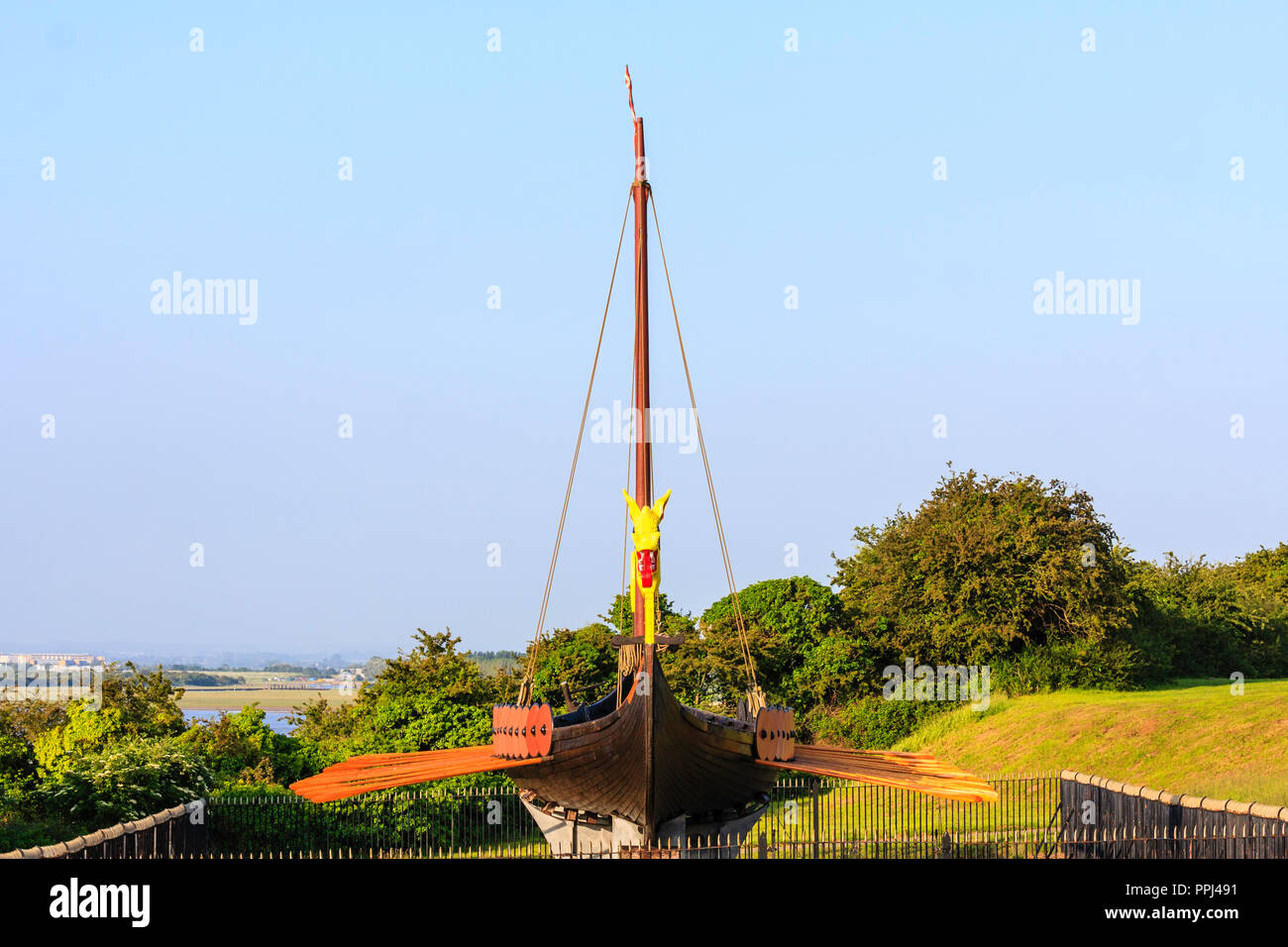 La Hugin, la replica della nave vichinga originariamente navigato dalla Danimarca alla Braodstairs nel 1949. Su supporto su una scogliera a Pegwell Bay, Ramsgate. Mattina. Foto Stock