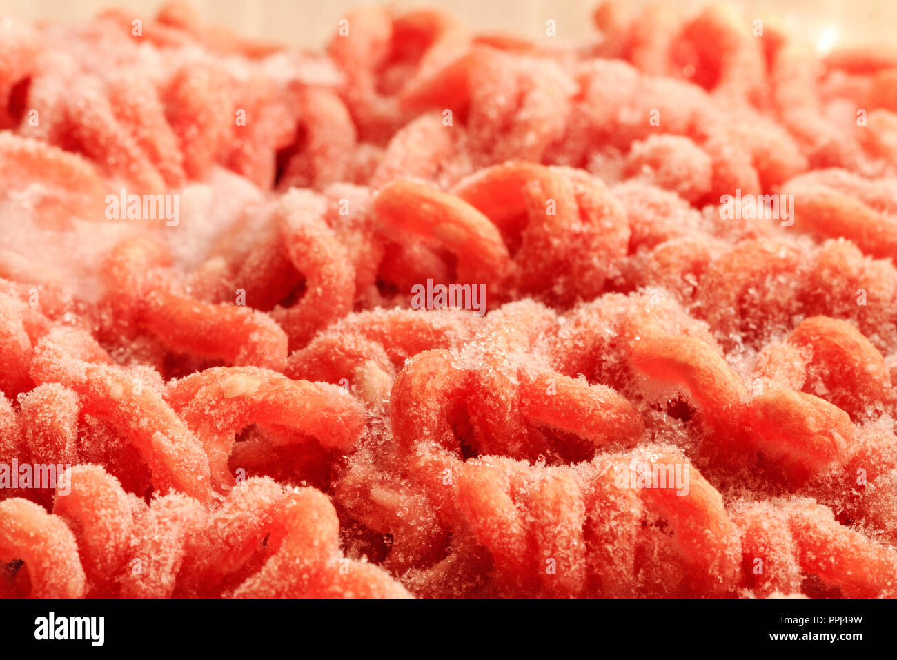Close up di carni macinate congelate per lo sbrinamento. Marco shot. Pattern Foto Stock