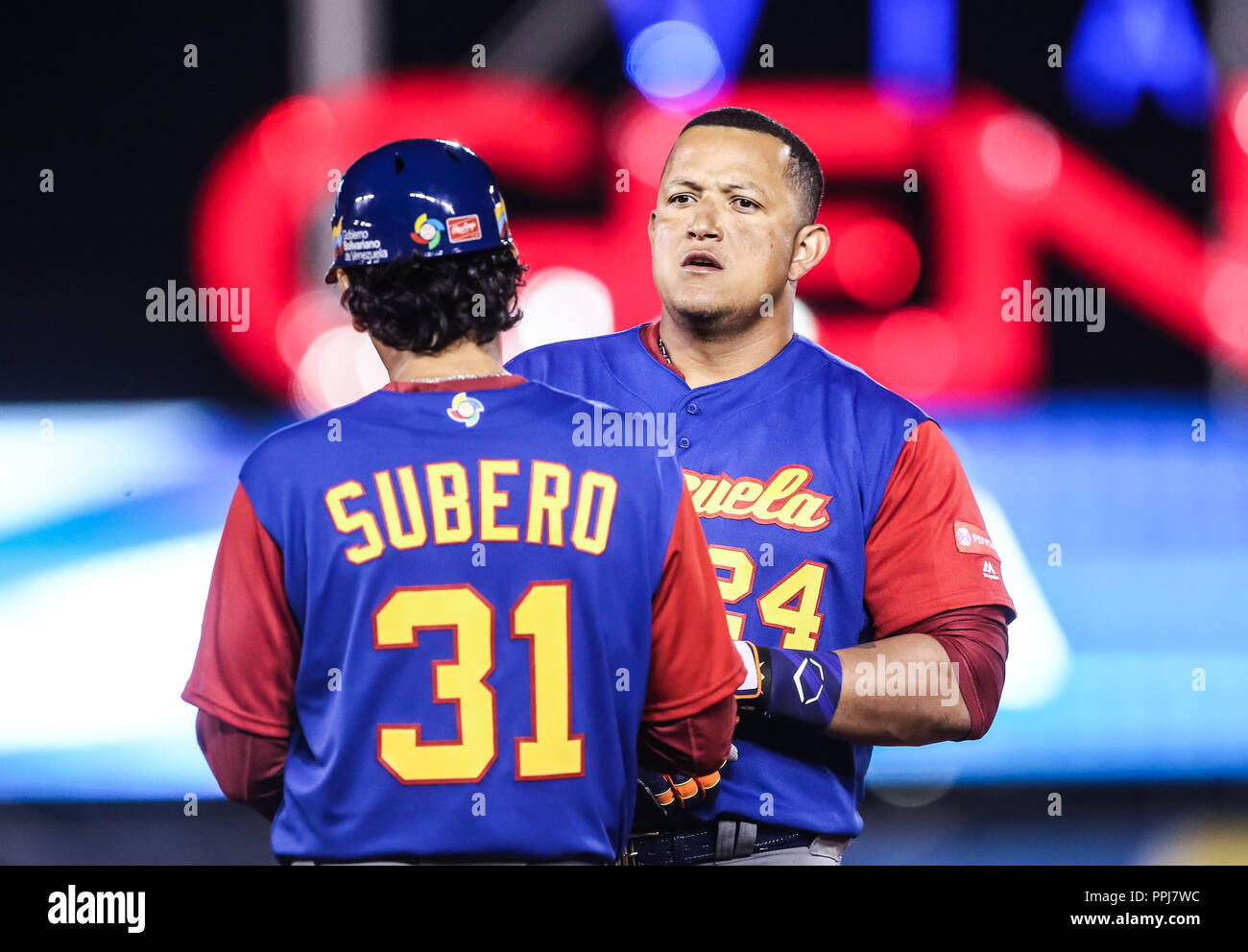 Miguel Cabrera de Venezuela en su primer turno al bat del primer inning es puesto, duranti el World Baseball Classic en estadio Charros de Jalisc Foto Stock