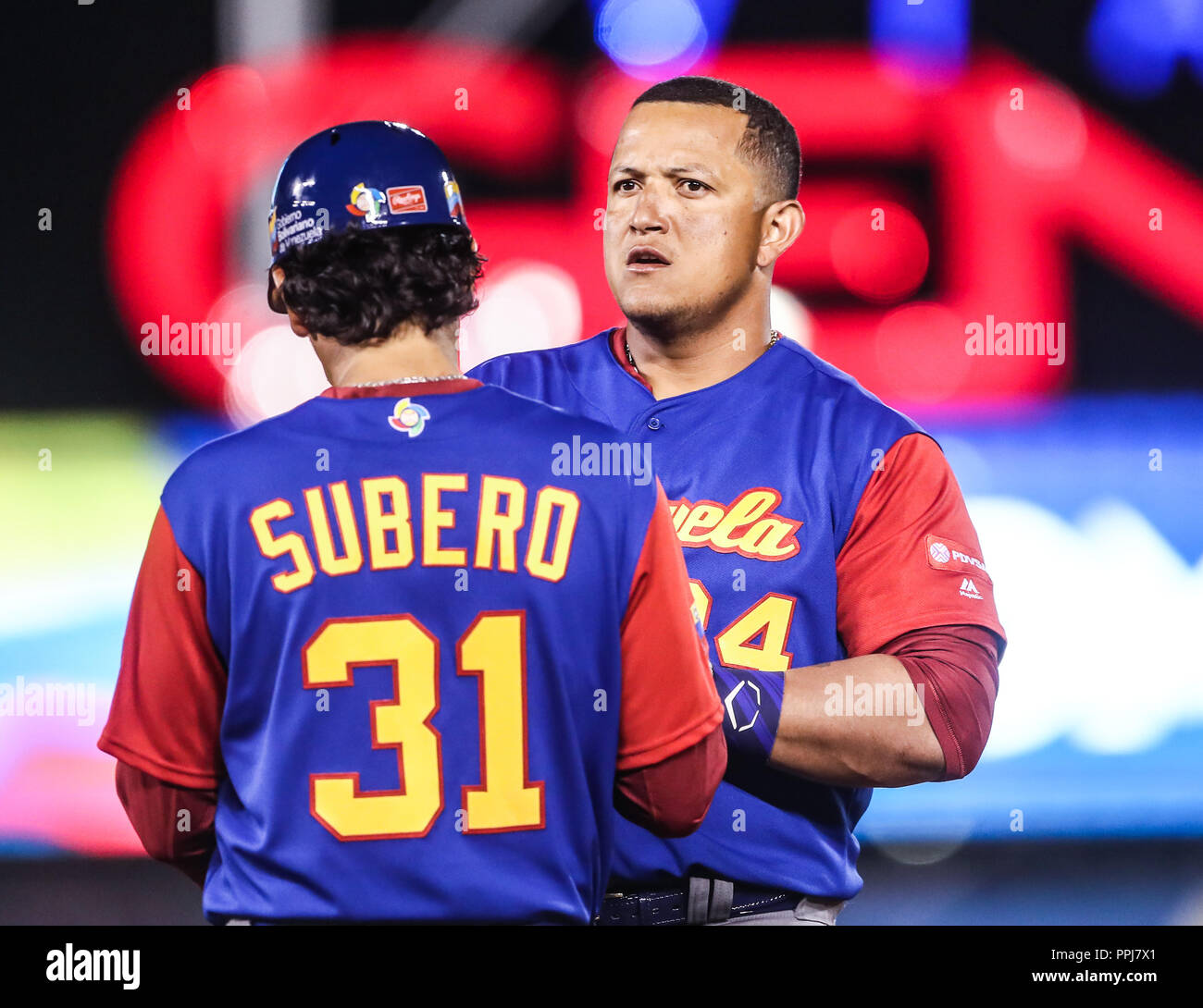 Miguel Cabrera de Venezuela en su primer turno al bat del primer inning es puesto, duranti el World Baseball Classic en estadio Charros de Jalisc Foto Stock