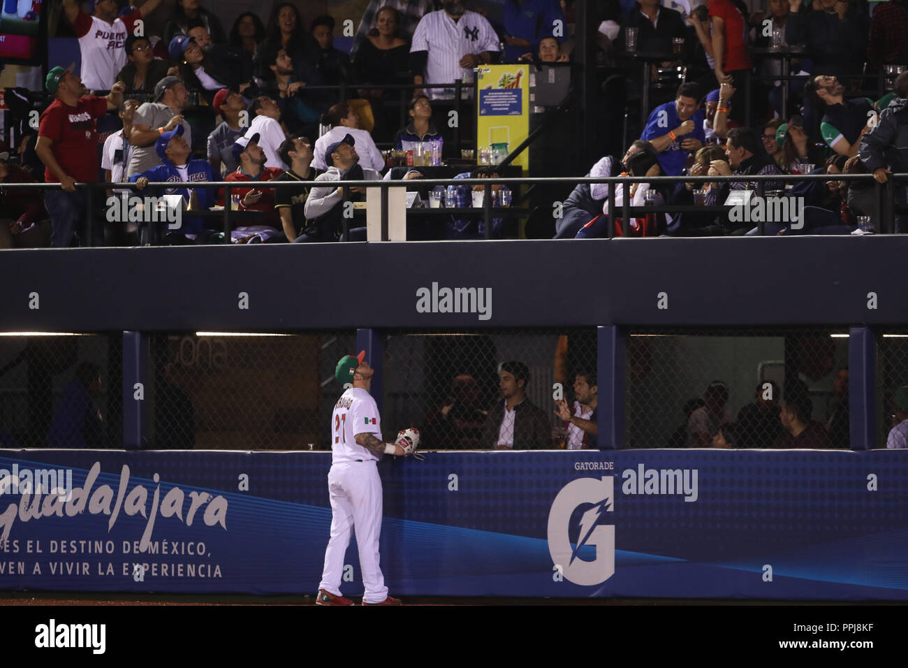 Alex Verdugo de Mexico observa que la pelota se fue de Homerun de Francisco Lindor de Puerto Rico en la séptima entrada, duranti el partido entre Mexi Foto Stock