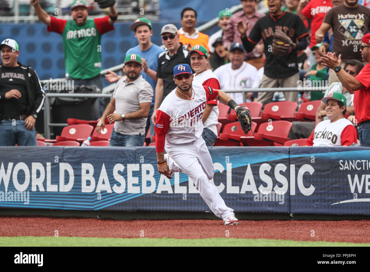 Mike Avilés de Puerto Rico realiza n.a. atrapa en el jardín derecho , duranti el partido entre Italia vs Puerto Rico, World Baseball Classic en estadio Foto Stock