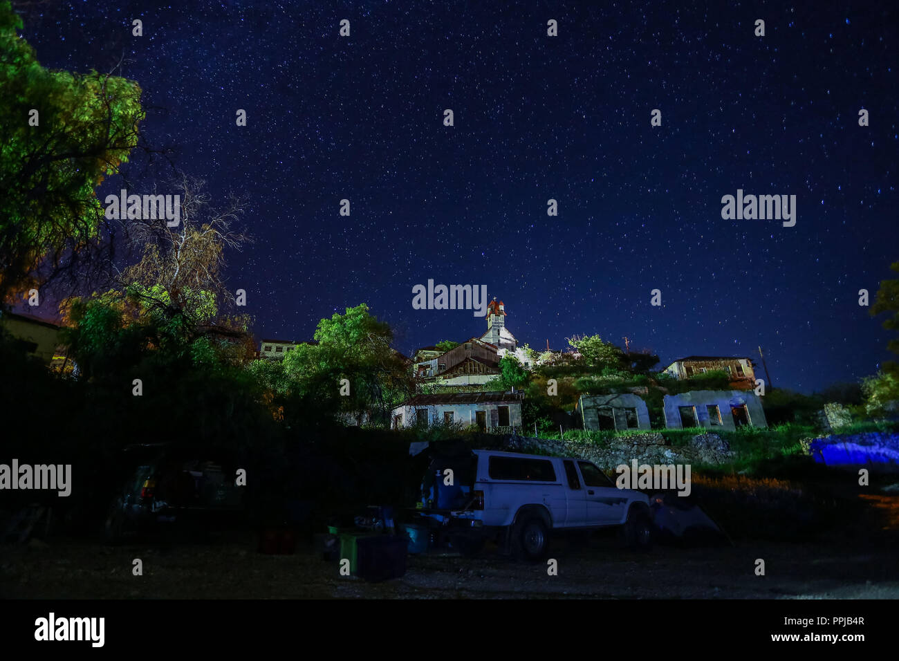 Notte di stelle e via lactea in abbandonato città mineraria Pilares de Nacozari, Sonora Messico. Ghost Town . Via Lattea (Foto: LuisGutierrez) Noche de Foto Stock