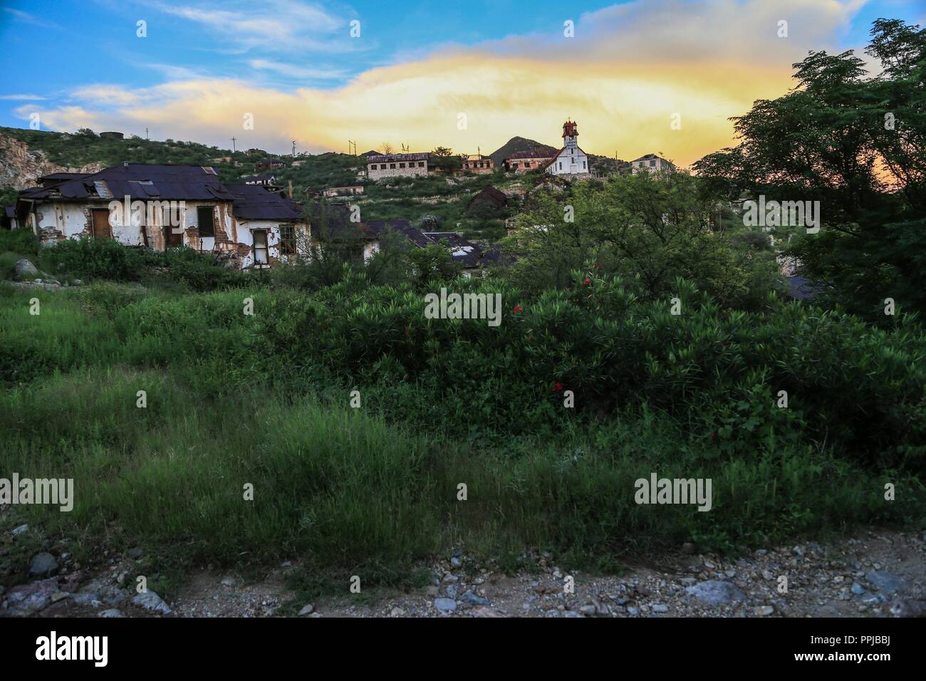 Pilares villaggio di Nacozari, Sonora, Messico. abbandonata città mineraria di Ghost Town, villaggio da solo. (Foto: LuisGutierrez) pueblo Pilares de Nacozari, figlio Foto Stock