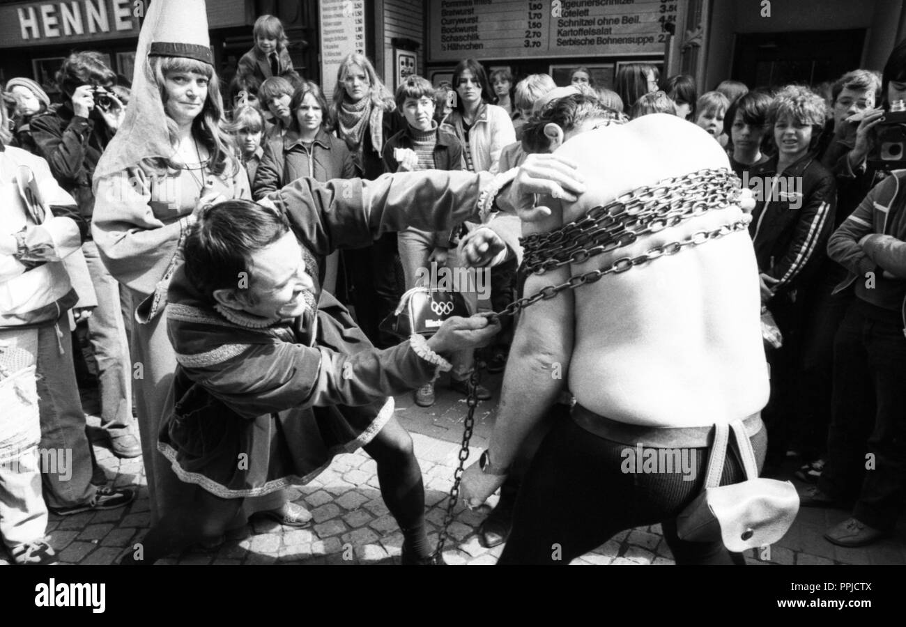 Come parte della cultura internazionale giorni Francia, artisti di Francia eseguita ad una street festival il 9 maggio 1980 a Dortmund-Hoerde. | Utilizzo di tutto il mondo Foto Stock